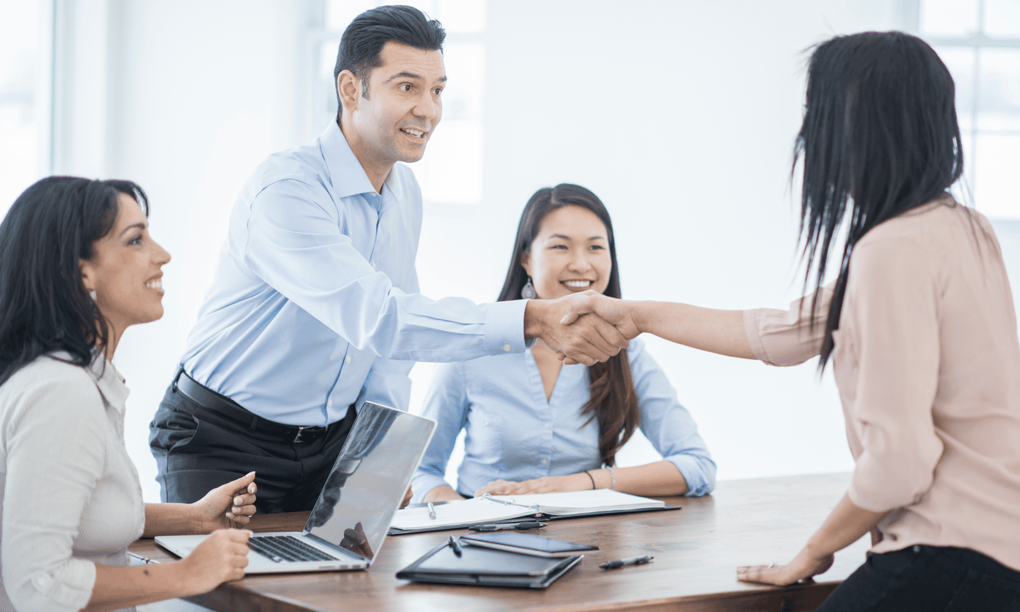 Giao tiếp hiệu quả giữa cấp trung và cấp trên: Nghệ thuật giao tiếp chiến lược